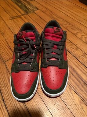 Nike dunk Low-Top Sneakers in Red and Dark Green